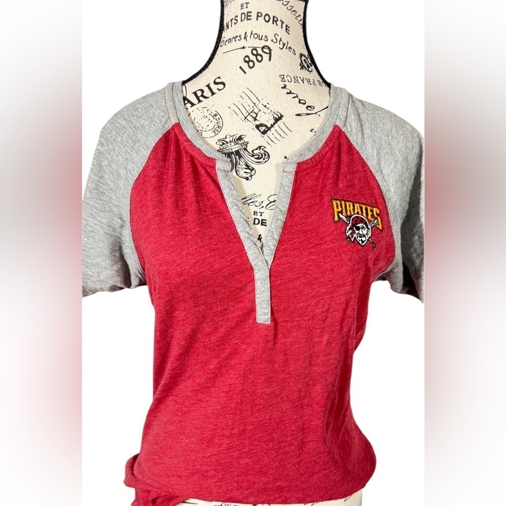 Maroon and Gray Pittsburgh Pirates Logo Women’s Henley Shirt. Sz M